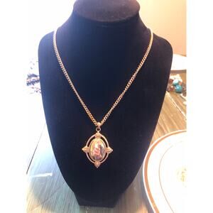 Monet VINTAGE EUC Gold Tone Oval Pendant on 22" Chain